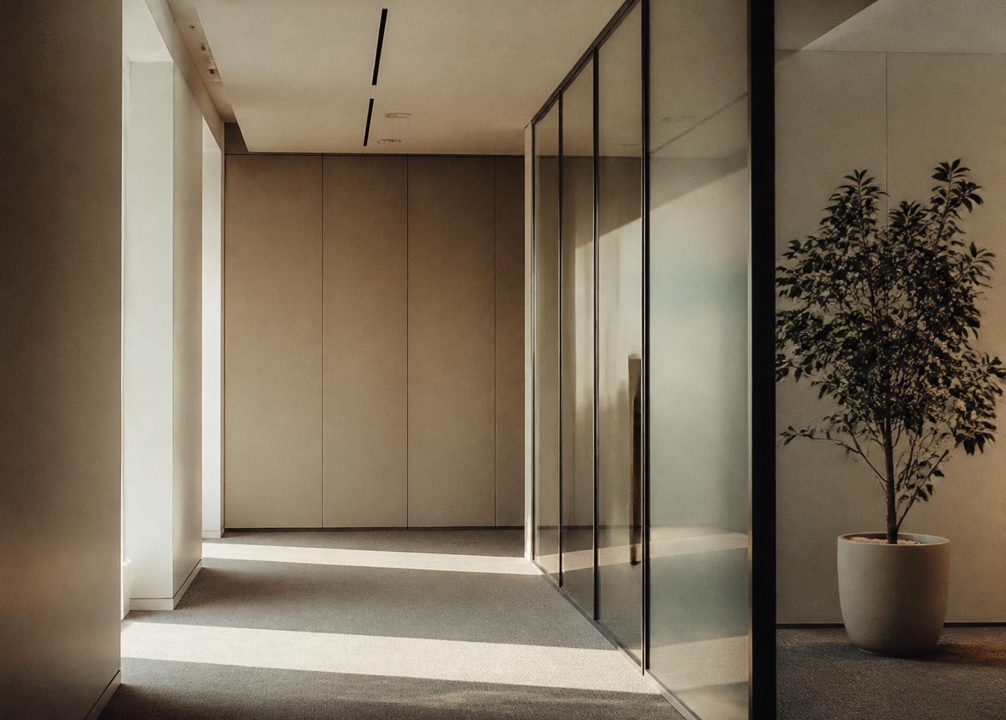 Couloir de bureaux contemporain baigné de lumière naturelle
